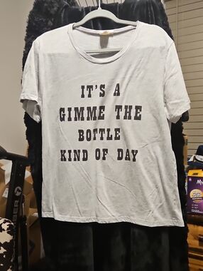 Graphic Tee "It's A Gimme The Bottle Kind Of Day" - Light Gray